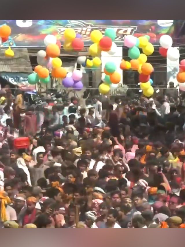 A large number of people played Holi in Nandgaon